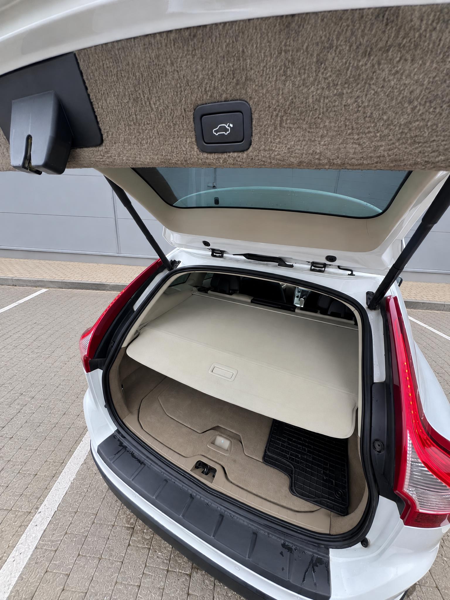Volvo XC60 Visureigis – Auto-Lizingu.lt